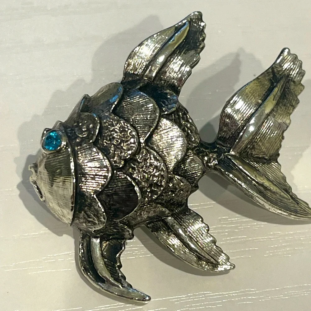 Vintage blue rhinestone eye silver tone fish w scales brooch pin jewelry ocean - Picture 1 of 6